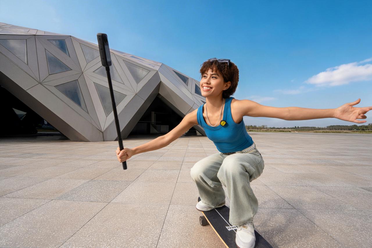 A skateboarder uses an Insta360 X5 360 camera with Insta360 Mic Pro.