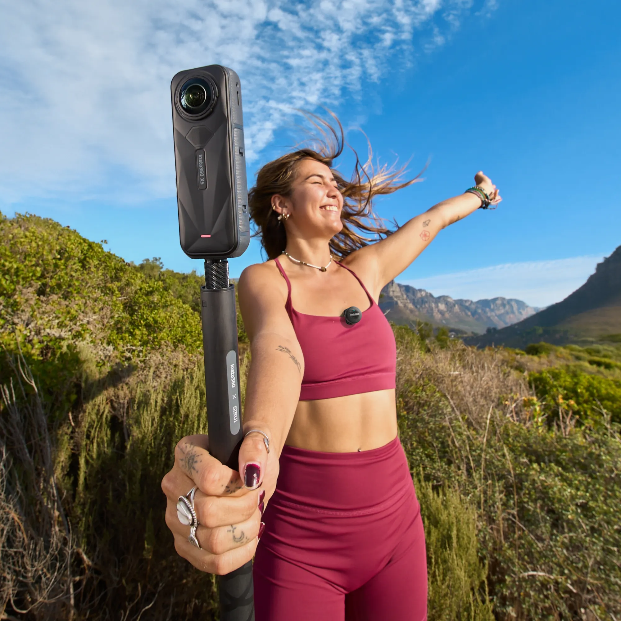 Insta360 Mic Air używany podczas nagrywania vloga w plenerze