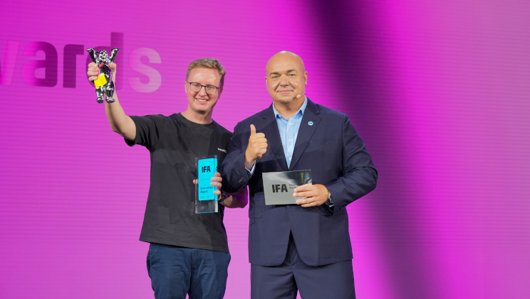 Insta360 co-founder and marketing VP, Max Richter, receives an award for Luna Ultra at OFA 2026.