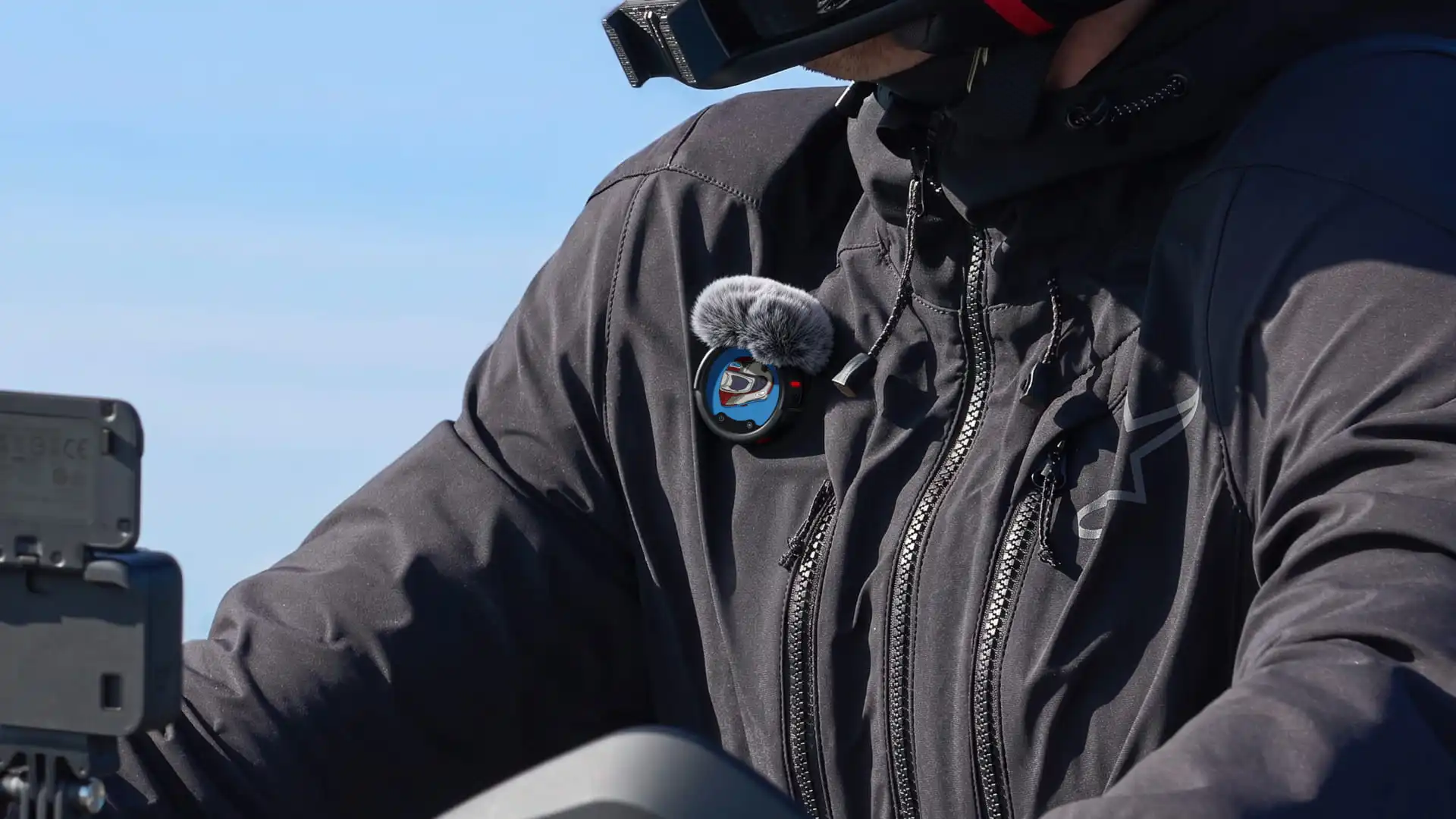Effectively blocks wind noise interference for outdoor conditions. In Directional Mode (excluding Omnidirectional), 3-Mic Array engages for audio pickup. Use with the Large Windshield* to ensure more stable audio capture.