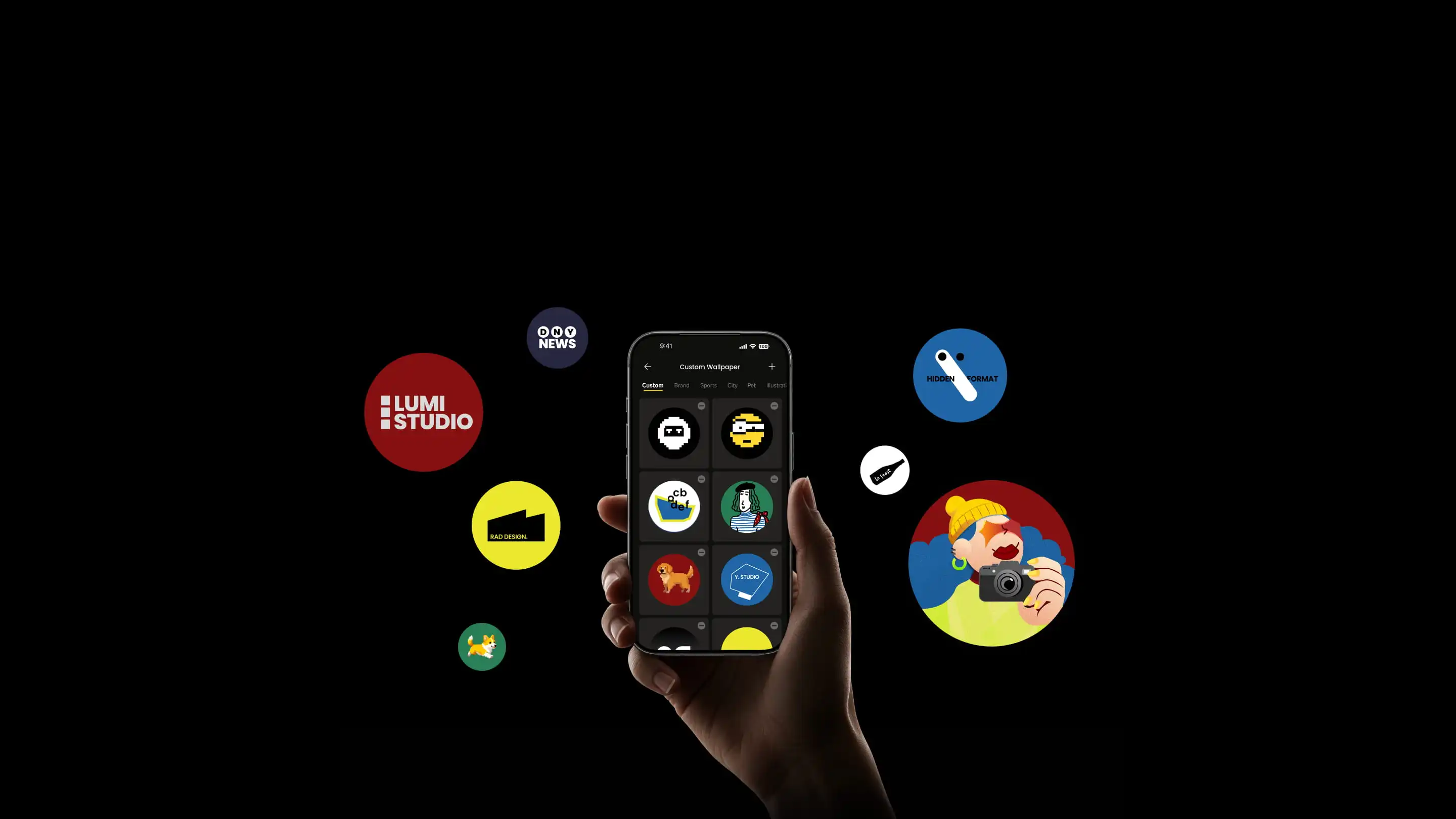 Insta360 首創<sup>「1」</sup>自訂電子墨水螢幕,突破無線麥克風型態邊界。大膽捨去品牌 logo,你可以隨心上傳任何圖案,彰顯獨特個性。它不只是收音工具,更是你表達自我的創作載體。