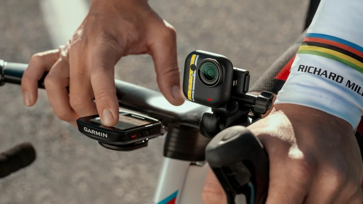 Panel de estadísticas GPS con datos de ciclismo sincronizados con Garmin y Strava en la Insta360 GO Ultra Pogačar Edition